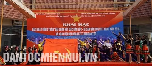 Các tiết mục biểu diễn văn nghệ chào mừng ngày hội. Ảnh: Nam Sương