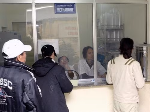 Nhân viên y tế giúp bệnh nhân cai nghiện bằng thuốc methadone tại một cơ sở điều trị. Ảnh: Dương Ngọc - TTXVN