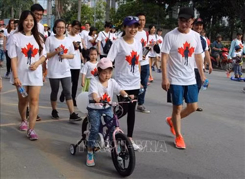 Nhiều trẻ em cũng được gia đình cho tham gia chương trình chạy từ thiện Terry Fox Việt Nam lần thứ 22. Ảnh: Xuân Dự - TTXVN