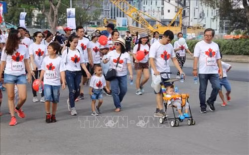 Nhiều trẻ em cũng được gia đình cho tham gia chương trình chạy từ thiện Terry Fox Việt Nam lần thứ 22. Ảnh: Xuân Dự - TTXVN