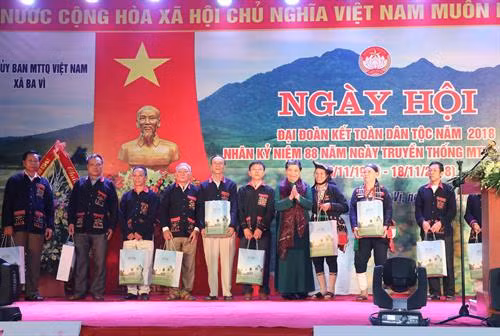 Phó Chủ tịch Thường trực Quốc hội Tòng Thị Phóng tặng quà cho các gia đình tiêu biểu tại xã Ba Vì, huyện Ba Vì. Ảnh: Phương Hoa - TTXVN