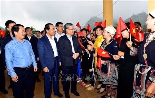 Đồng chí Trần Quốc Vượng với người dân xã Kim Bình. Ảnh: Quang Cường – TTXVN.