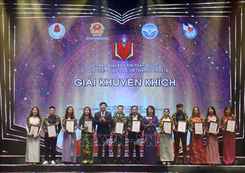 Các tác giả dành Giải Khuyến khích nhận giải. Ảnh: Thanh Tùng-TTXVN