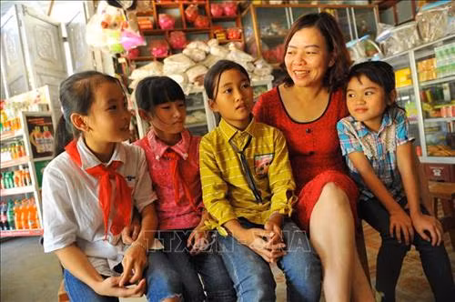 Hình ảnh cô giáo như mẹ hiền với sự quan tâm tới những học sinh nghèo vùng cao.Ảnh: Minh Đức - TTXVN