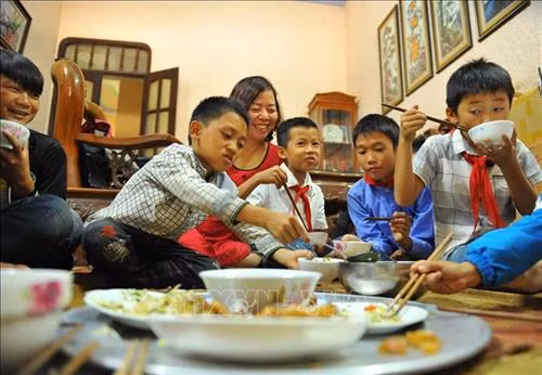 Niềm vui của cô giáo Nguyễn Thị Hạnh Nguyên khi thấy các con ăn ngon và no vào mỗi buổi trưa. Ảnh: Minh Đức - TTXVN
