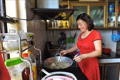 Công việc hàng ngày từ lúc 5 giờ sáng. Ngoài việc nhà ra còn chuẩn bị sẵn các thực phẩm cho bữa ăn trưa của các em học sinh rồi mới lên đường đi dạy. Ảnh: Minh Đức - TTXVN