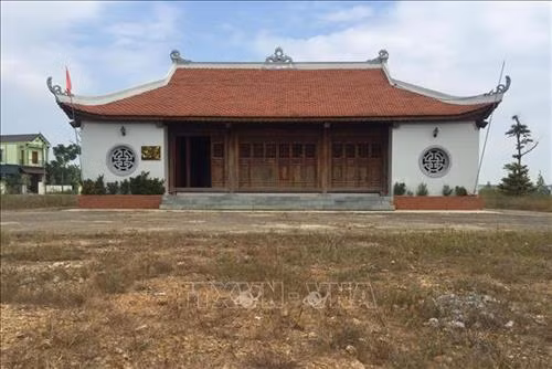 Sân nền trước Nhà tưởng niệm, Khu lưu niệm đồng chí Phùng Chí Kiên vẫn chưa hoàn thành. Ảnh: Tá Chuyên - TTXVN