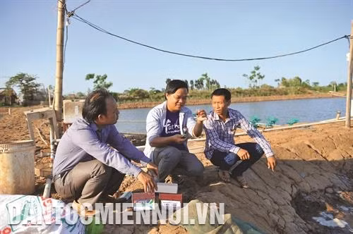 Thường xuyên kiểm tra mẫu nước. Ảnh: Minh Đức