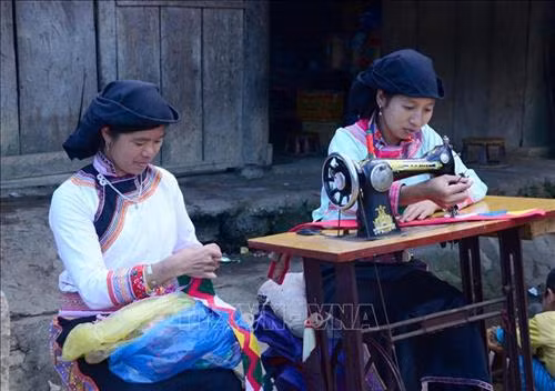 Phụ nữ Xạ Phang may trang phục truyền thống. Ảnh: Văn Dũng - TTXVN