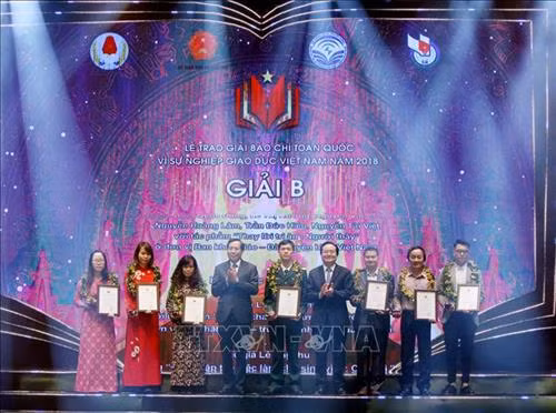 Các tác giả dành Giải B ở các hạng mục nhận giải. Ảnh: Thanh Tùng-TTXVN