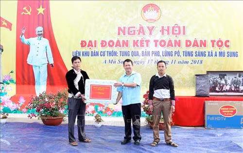 Đồng chí Nguyễn Văn Vịnh, Bí Thư tỉnh Lào Cai tặng quà các hộ nghèo trên địa bàn xã A Mú Sung, huyện Bát Xát. Ảnh: Quốc Khánh – TTXVN