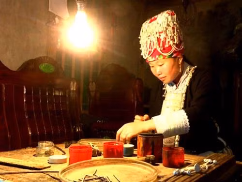 Người thợ đang tiến hành công đoạn kéo bạc.