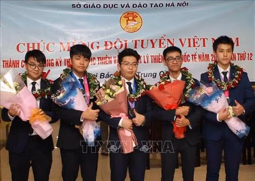 5 học sinh dự kỳ thi Thiên văn và Vật lý thiên văn quốc tế 2018 đạt thành tích xuất sắc trong ngày trở về. Ảnh: Thanh Tùng-TTXVN