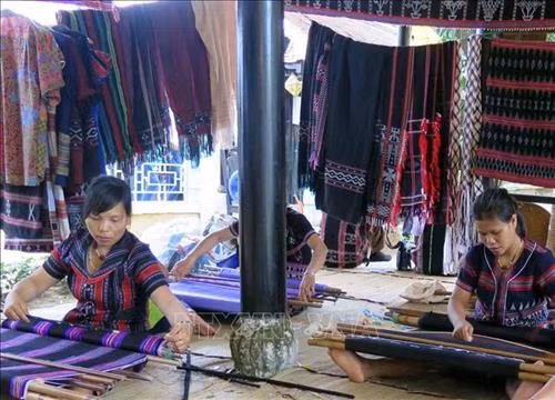 Nghề dệt zèng truyền thống ở A Lưới được bảo tồn lâu dài. Ảnh: Quốc Việt - TTXVN