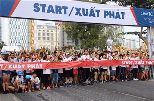Mọi người háo hức chuẩn bị xuất phát. Ảnh: Xuân Dự - TTXVN