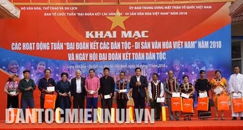 Chủ tịch Hội đồng dân tộc của Quốc hội Hà Ngọc Chiến và Bộ trưởng, Chủ nhiệm UBDT Đỗ Văn Chiến trao quà cho đồng bào các dân tộc. Ảnh: Hoàng Tâm