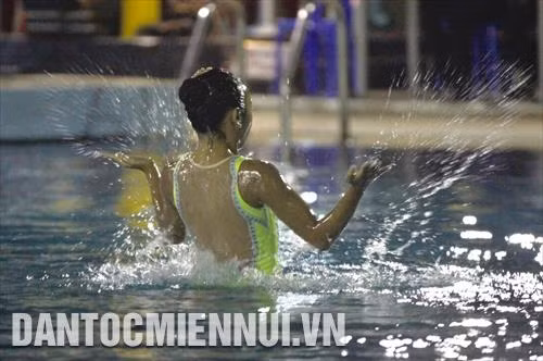 Vận động viên Huỳnh Vũ Nhu Giang (Trung tâm Thể dục Thể thao Quận 5, Thành phố Hồ Chí Minh) với phần thi vũ hình đoạt huy chương vàng Giải bơi nghệ thuật vô địch các câu lạc bộ quốc gia năm 2018