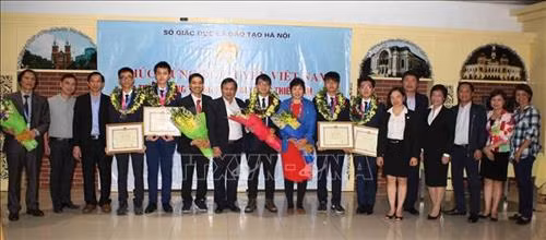Đoàn học sinh dự kỳ thi Thiên văn và Vật lý thiên văn quốc tế 2018 đạt thành tích xuất sắc chụp ảnh lưu niệm cùng lãnh đạo Sở Giáo dục và Đào tạo thành phố Hà Nội. Ảnh: Thanh Tùng-TTXVN