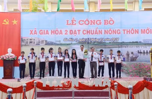 Tặng quà cho học sinh nghèo hiếu học. Ảnh: Hoài Thu - TTXVN