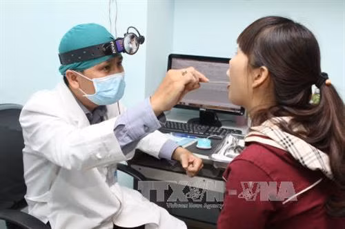 Người dân khám bệnh BHYT tại bệnh viện Tai Mũi Họng thành phố Hồ Chí Minh. Ảnh: Phương Vy- TTXVN
