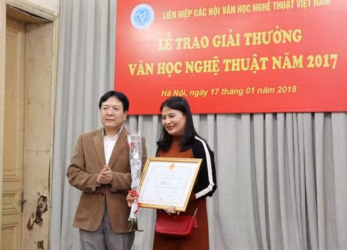Thứ trưởng Bộ Văn hoá, Thể thao và Du lịch Vương Duy Biên trao giải A cho tác giả Phạm Phát. Ảnh: Thành Đạt -TTXVN