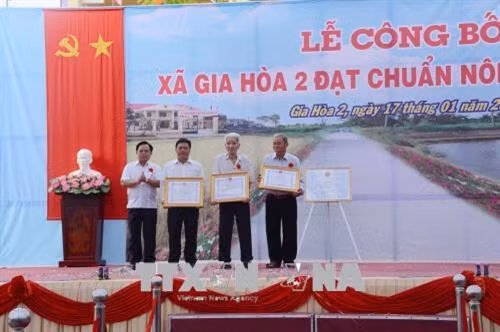 UBND tỉnh Sóc Trăng tặng bằng khen cho cá nhân có thành tích xuất sắc trong thực hiện nhiệm vụ Chương trình mục tiêu Quốc gia về xây dựng nông thôn mới. Ảnh: Hoài Thu - TTXVN