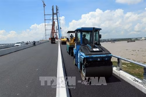 Thi công cầu Vàm Cống bắc qua sông Hậu, nối quận Thốt Nốt (Cần Thơ) với huyện Lấp Vò (Đồng Tháp). Ảnh: Huy Hùng – TTXVN