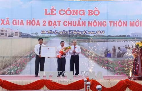 Bí thư Tỉnh ủy Sóc Trăng Phan Văn Sáu trao Quyết định công nhận xã đạt chuẩn nông thôn mới cho xã Gia Hòa 2. Ảnh: Hoài Thu - TTXVN
