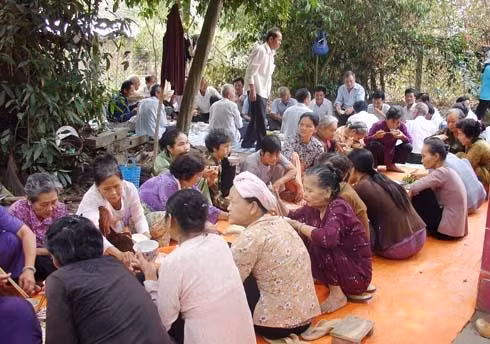 Buổi ăn cộng cảm trong đám cúng Việc lề họ Nguyễn ở xã Đức Hòa Thượng, huyện Đức Hòa (Long An). Ảnh: vannghelongan.vn