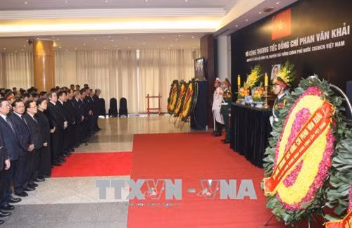 Các đồng chí lãnh đạo, nguyên lãnh đạo Đảng, Nhà nước và các đại biểu dự lễ viếng đồng chí Phan Văn Khải tại Trung tâm Hội nghị Quốc tế, Hà Nội. Ảnh: TTXVN Đoàn đại biểu Chính phủ do Phó Thủ tướng Vương Đình Huệ làm trưởng đoàn viếng đồng chí Phan Văn Khải tại Hà Nội. Ảnh: TTXVN Phó Thủ tướng Vương Đình Huệ,Trưởng ban Kinh tế Trung ương Nguyễn Văn Bình ghi sổ tang, viếng đồng chí Phan Văn Khải tại Trung tâm Hội nghị Quốc tế, Hà Nội. Ảnh: TTXVN Phó Chủ tịch Quốc hội Đỗ Bá Tỵ ghi sổ tang, viếng đồng chí Phan Văn Khải tại Trung tâm Hội nghị Quốc tế, Hà Nội. Ảnh: TTXVN Đoàn đại biểu Thông tấn xã Việt Nam do đồng chí Nguyễn Đức Lợi, Uỷ viên Trung ương Đảng, Bí thư Đảng uỷ, Tổng Giám đốc TTXVN làm trưởng đoàn viếng đồng chí Phan Văn Khải tại Hà Nội. Ảnh: TTXVN Đồng chí Nguyễn Đức Lợi (trái), Uỷ viên Trung ương Đảng, Bí thư Đảng uỷ, Tổng Giám đốc TTXVN và đồng chí Hồ Đức Phớc, Uỷ viên Trung ương Đảng, Tổng Kiểm toán Nhà nước ghi sổ tang, viếng đồng chí Phan Văn Khải tại Hà Nội. Ảnh: TTXVN Đoàn đại biểu lãnh đạo Đảng, Nhà nước, nguyên lãnh đạo Đảng, Nhà nước viếng đồng chí Phan Văn Khải tại Hà Nội. Ảnh: TTXVN Ban Tổ chức Trung ương Đảng viếng đồng chí Phan Văn Khải tại Hà Nội. Ảnh: TTXVN Ban Dân vận Trung ương viếng đồng chí Phan Văn Khải tại Hà Nội. Ảnh: TTXVN Đoàn đại biểu Bộ Tài chính viếng đồng chí Phan Văn Khải tại Hà Nội. Ảnh: TTXVN Đoàn đại biểu Ban Kinh tế Trung ương viếng đồng chí Phan Văn Khải tại Hà Nội. Ảnh: TTXVN Đoàn đại biểu Ban Nội chính Trung ương viếng đồng chí Phan Văn Khải tại Hà Nội. Ảnh: TTXVN Đoàn đại biểu Bộ Tổng tham mưu Quân đội nhân dân Việt Nam đến viếng đồng chí Phan Văn Khải tại Hà Nội. Ảnh: TTXVN Đoàn đại biểu Đảng ủy Công an Trung ương và Bộ Công an viếng đồng chí Phan Văn Khải tại Hà Nội. Ảnh: TTXVN Đoàn đại biểu Ban Chấp hành Tổng Liên đoàn Lao động Việt Nam viếng đồng chí Phan Văn Khải tại Hà Nội. Ảnh: TTXVN Đoàn đại biểu Tổng cục Chính trị Quân đội nhân dân Việt Nam viếng đồng chí Phan Văn Khải tại Hà Nội. Ảnh: TTXVN Đoàn đại biểu Văn phòng Trung ương Đảng viếng đồng chí Phan Văn Khải tại Hà Nội. Ảnh: An Đăng – TTXVN Đoàn đại biểu Văn phòng Chủ tịch nước viếng đồng chí Phan Văn Khải tại Hà Nội. Ảnh: An Đăng – TTXVN Đoàn đại biểu Ủy ban dân tộc viếng đồng chí Phan Văn Khải tại Hà Nội. Ảnh: TTXVN Đoàn đại biểu Đại sứ quán Nga tại Việt Nam viếng đồng chí Phan Văn Khải tại Hà Nội. Ảnh: An Đăng – TTXVN Đại sứ Đặc mệnh toàn quyền Venezuela tại Việt Nam Jorge Rondon Uzcategui viếng đồng chí Phan Văn Khải tại Hà Nội. Ảnh: An Đăng - TTXVN Các đại biểu quốc tế ghi sổ tang, viếng đồng chí Phan Văn Khải. Ảnh: An Đăng - TTXVN