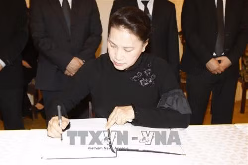 Chủ tịch Quốc hội Nguyễn Thị Kim Ngân chia buồn cùng gia đình đồng chí Phan Văn Khải. Ảnh: Thanh Vũ-TTXVN