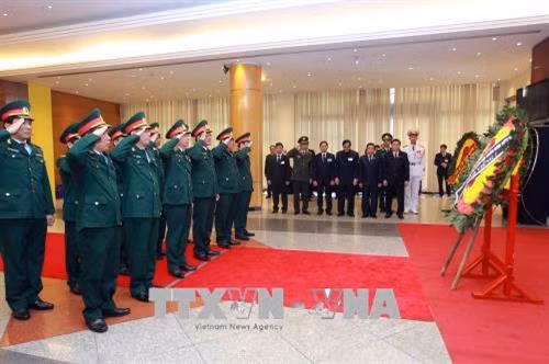 Các đồng chí lãnh đạo, nguyên lãnh đạo Đảng, Nhà nước và các đại biểu dự lễ viếng đồng chí Phan Văn Khải tại Trung tâm Hội nghị Quốc tế, Hà Nội. Ảnh: TTXVN Đoàn đại biểu Chính phủ do Phó Thủ tướng Vương Đình Huệ làm trưởng đoàn viếng đồng chí Phan Văn Khải tại Hà Nội. Ảnh: TTXVN Phó Thủ tướng Vương Đình Huệ,Trưởng ban Kinh tế Trung ương Nguyễn Văn Bình ghi sổ tang, viếng đồng chí Phan Văn Khải tại Trung tâm Hội nghị Quốc tế, Hà Nội. Ảnh: TTXVN Phó Chủ tịch Quốc hội Đỗ Bá Tỵ ghi sổ tang, viếng đồng chí Phan Văn Khải tại Trung tâm Hội nghị Quốc tế, Hà Nội. Ảnh: TTXVN Đoàn đại biểu Thông tấn xã Việt Nam do đồng chí Nguyễn Đức Lợi, Uỷ viên Trung ương Đảng, Bí thư Đảng uỷ, Tổng Giám đốc TTXVN làm trưởng đoàn viếng đồng chí Phan Văn Khải tại Hà Nội. Ảnh: TTXVN Đồng chí Nguyễn Đức Lợi (trái), Uỷ viên Trung ương Đảng, Bí thư Đảng uỷ, Tổng Giám đốc TTXVN và đồng chí Hồ Đức Phớc, Uỷ viên Trung ương Đảng, Tổng Kiểm toán Nhà nước ghi sổ tang, viếng đồng chí Phan Văn Khải tại Hà Nội. Ảnh: TTXVN Đoàn đại biểu lãnh đạo Đảng, Nhà nước, nguyên lãnh đạo Đảng, Nhà nước viếng đồng chí Phan Văn Khải tại Hà Nội. Ảnh: TTXVN Ban Tổ chức Trung ương Đảng viếng đồng chí Phan Văn Khải tại Hà Nội. Ảnh: TTXVN Ban Dân vận Trung ương viếng đồng chí Phan Văn Khải tại Hà Nội. Ảnh: TTXVN Đoàn đại biểu Bộ Tài chính viếng đồng chí Phan Văn Khải tại Hà Nội. Ảnh: TTXVN Đoàn đại biểu Ban Kinh tế Trung ương viếng đồng chí Phan Văn Khải tại Hà Nội. Ảnh: TTXVN Đoàn đại biểu Ban Nội chính Trung ương viếng đồng chí Phan Văn Khải tại Hà Nội. Ảnh: TTXVN Đoàn đại biểu Bộ Tổng tham mưu Quân đội nhân dân Việt Nam đến viếng đồng chí Phan Văn Khải tại Hà Nội. Ảnh: TTXVN Đoàn đại biểu Đảng ủy Công an Trung ương và Bộ Công an viếng đồng chí Phan Văn Khải tại Hà Nội. Ảnh: TTXVN Đoàn đại biểu Ban Chấp hành Tổng Liên đoàn Lao động Việt Nam viếng đồng chí Phan Văn Khải tại Hà Nội. Ảnh: TTXVN Đoàn đại biểu Tổng cục Chính trị Quân đội nhân dân Việt Nam viếng đồng chí Phan Văn Khải tại Hà Nội. Ảnh: TTXVN Đoàn đại biểu Văn phòng Trung ương Đảng viếng đồng chí Phan Văn Khải tại Hà Nội. Ảnh: An Đăng – TTXVN Đoàn đại biểu Văn phòng Chủ tịch nước viếng đồng chí Phan Văn Khải tại Hà Nội. Ảnh: An Đăng – TTXVN Đoàn đại biểu Ủy ban dân tộc viếng đồng chí Phan Văn Khải tại Hà Nội. Ảnh: TTXVN Đoàn đại biểu Đại sứ quán Nga tại Việt Nam viếng đồng chí Phan Văn Khải tại Hà Nội. Ảnh: An Đăng – TTXVN Đại sứ Đặc mệnh toàn quyền Venezuela tại Việt Nam Jorge Rondon Uzcategui viếng đồng chí Phan Văn Khải tại Hà Nội. Ảnh: An Đăng - TTXVN Các đại biểu quốc tế ghi sổ tang, viếng đồng chí Phan Văn Khải. Ảnh: An Đăng - TTXVN