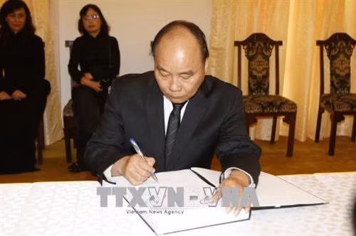 Thủ tướng Nguyễn Xuân Phúc ghi sổ tang đồng chí Phan Văn Khải. Ảnh: Hoàng Hải-TTXVN