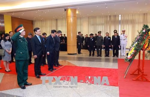 Các đồng chí lãnh đạo, nguyên lãnh đạo Đảng, Nhà nước và các đại biểu dự lễ viếng đồng chí Phan Văn Khải tại Trung tâm Hội nghị Quốc tế, Hà Nội. Ảnh: TTXVN Đoàn đại biểu Chính phủ do Phó Thủ tướng Vương Đình Huệ làm trưởng đoàn viếng đồng chí Phan Văn Khải tại Hà Nội. Ảnh: TTXVN Phó Thủ tướng Vương Đình Huệ,Trưởng ban Kinh tế Trung ương Nguyễn Văn Bình ghi sổ tang, viếng đồng chí Phan Văn Khải tại Trung tâm Hội nghị Quốc tế, Hà Nội. Ảnh: TTXVN Phó Chủ tịch Quốc hội Đỗ Bá Tỵ ghi sổ tang, viếng đồng chí Phan Văn Khải tại Trung tâm Hội nghị Quốc tế, Hà Nội. Ảnh: TTXVN Đoàn đại biểu Thông tấn xã Việt Nam do đồng chí Nguyễn Đức Lợi, Uỷ viên Trung ương Đảng, Bí thư Đảng uỷ, Tổng Giám đốc TTXVN làm trưởng đoàn viếng đồng chí Phan Văn Khải tại Hà Nội. Ảnh: TTXVN Đồng chí Nguyễn Đức Lợi (trái), Uỷ viên Trung ương Đảng, Bí thư Đảng uỷ, Tổng Giám đốc TTXVN và đồng chí Hồ Đức Phớc, Uỷ viên Trung ương Đảng, Tổng Kiểm toán Nhà nước ghi sổ tang, viếng đồng chí Phan Văn Khải tại Hà Nội. Ảnh: TTXVN Đoàn đại biểu lãnh đạo Đảng, Nhà nước, nguyên lãnh đạo Đảng, Nhà nước viếng đồng chí Phan Văn Khải tại Hà Nội. Ảnh: TTXVN Ban Tổ chức Trung ương Đảng viếng đồng chí Phan Văn Khải tại Hà Nội. Ảnh: TTXVN Ban Dân vận Trung ương viếng đồng chí Phan Văn Khải tại Hà Nội. Ảnh: TTXVN Đoàn đại biểu Bộ Tài chính viếng đồng chí Phan Văn Khải tại Hà Nội. Ảnh: TTXVN Đoàn đại biểu Ban Kinh tế Trung ương viếng đồng chí Phan Văn Khải tại Hà Nội. Ảnh: TTXVN Đoàn đại biểu Ban Nội chính Trung ương viếng đồng chí Phan Văn Khải tại Hà Nội. Ảnh: TTXVN Đoàn đại biểu Bộ Tổng tham mưu Quân đội nhân dân Việt Nam đến viếng đồng chí Phan Văn Khải tại Hà Nội. Ảnh: TTXVN Đoàn đại biểu Đảng ủy Công an Trung ương và Bộ Công an viếng đồng chí Phan Văn Khải tại Hà Nội. Ảnh: TTXVN Đoàn đại biểu Ban Chấp hành Tổng Liên đoàn Lao động Việt Nam viếng đồng chí Phan Văn Khải tại Hà Nội. Ảnh: TTXVN Đoàn đại biểu Tổng cục Chính trị Quân đội nhân dân Việt Nam viếng đồng chí Phan Văn Khải tại Hà Nội. Ảnh: TTXVN Đoàn đại biểu Văn phòng Trung ương Đảng viếng đồng chí Phan Văn Khải tại Hà Nội. Ảnh: An Đăng – TTXVN Đoàn đại biểu Văn phòng Chủ tịch nước viếng đồng chí Phan Văn Khải tại Hà Nội. Ảnh: An Đăng – TTXVN Đoàn đại biểu Ủy ban dân tộc viếng đồng chí Phan Văn Khải tại Hà Nội. Ảnh: TTXVN Đoàn đại biểu Đại sứ quán Nga tại Việt Nam viếng đồng chí Phan Văn Khải tại Hà Nội. Ảnh: An Đăng – TTXVN Đại sứ Đặc mệnh toàn quyền Venezuela tại Việt Nam Jorge Rondon Uzcategui viếng đồng chí Phan Văn Khải tại Hà Nội. Ảnh: An Đăng - TTXVN Các đại biểu quốc tế ghi sổ tang, viếng đồng chí Phan Văn Khải. Ảnh: An Đăng - TTXVN