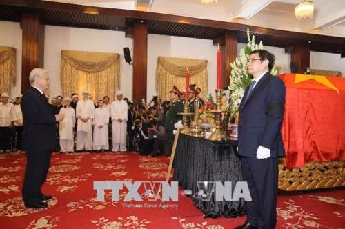 Đoàn đại biểu Ban Chấp hành Trung ương Đảng Cộng sản Việt Nam, do Tổng Bí thư Nguyễn Phú Trọng dẫn đầu, viếng đồng chí Phan Văn Khải. Ảnh: Trí Dũng – TTXVN