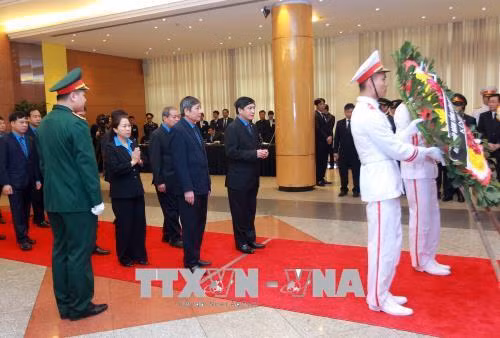 Các đồng chí lãnh đạo, nguyên lãnh đạo Đảng, Nhà nước và các đại biểu dự lễ viếng đồng chí Phan Văn Khải tại Trung tâm Hội nghị Quốc tế, Hà Nội. Ảnh: TTXVN Đoàn đại biểu Chính phủ do Phó Thủ tướng Vương Đình Huệ làm trưởng đoàn viếng đồng chí Phan Văn Khải tại Hà Nội. Ảnh: TTXVN Phó Thủ tướng Vương Đình Huệ,Trưởng ban Kinh tế Trung ương Nguyễn Văn Bình ghi sổ tang, viếng đồng chí Phan Văn Khải tại Trung tâm Hội nghị Quốc tế, Hà Nội. Ảnh: TTXVN Phó Chủ tịch Quốc hội Đỗ Bá Tỵ ghi sổ tang, viếng đồng chí Phan Văn Khải tại Trung tâm Hội nghị Quốc tế, Hà Nội. Ảnh: TTXVN Đoàn đại biểu Thông tấn xã Việt Nam do đồng chí Nguyễn Đức Lợi, Uỷ viên Trung ương Đảng, Bí thư Đảng uỷ, Tổng Giám đốc TTXVN làm trưởng đoàn viếng đồng chí Phan Văn Khải tại Hà Nội. Ảnh: TTXVN Đồng chí Nguyễn Đức Lợi (trái), Uỷ viên Trung ương Đảng, Bí thư Đảng uỷ, Tổng Giám đốc TTXVN và đồng chí Hồ Đức Phớc, Uỷ viên Trung ương Đảng, Tổng Kiểm toán Nhà nước ghi sổ tang, viếng đồng chí Phan Văn Khải tại Hà Nội. Ảnh: TTXVN Đoàn đại biểu lãnh đạo Đảng, Nhà nước, nguyên lãnh đạo Đảng, Nhà nước viếng đồng chí Phan Văn Khải tại Hà Nội. Ảnh: TTXVN Ban Tổ chức Trung ương Đảng viếng đồng chí Phan Văn Khải tại Hà Nội. Ảnh: TTXVN Ban Dân vận Trung ương viếng đồng chí Phan Văn Khải tại Hà Nội. Ảnh: TTXVN Đoàn đại biểu Bộ Tài chính viếng đồng chí Phan Văn Khải tại Hà Nội. Ảnh: TTXVN Đoàn đại biểu Ban Kinh tế Trung ương viếng đồng chí Phan Văn Khải tại Hà Nội. Ảnh: TTXVN Đoàn đại biểu Ban Nội chính Trung ương viếng đồng chí Phan Văn Khải tại Hà Nội. Ảnh: TTXVN Đoàn đại biểu Bộ Tổng tham mưu Quân đội nhân dân Việt Nam đến viếng đồng chí Phan Văn Khải tại Hà Nội. Ảnh: TTXVN Đoàn đại biểu Đảng ủy Công an Trung ương và Bộ Công an viếng đồng chí Phan Văn Khải tại Hà Nội. Ảnh: TTXVN Đoàn đại biểu Ban Chấp hành Tổng Liên đoàn Lao động Việt Nam viếng đồng chí Phan Văn Khải tại Hà Nội. Ảnh: TTXVN Đoàn đại biểu Tổng cục Chính trị Quân đội nhân dân Việt Nam viếng đồng chí Phan Văn Khải tại Hà Nội. Ảnh: TTXVN Đoàn đại biểu Văn phòng Trung ương Đảng viếng đồng chí Phan Văn Khải tại Hà Nội. Ảnh: An Đăng – TTXVN Đoàn đại biểu Văn phòng Chủ tịch nước viếng đồng chí Phan Văn Khải tại Hà Nội. Ảnh: An Đăng – TTXVN Đoàn đại biểu Ủy ban dân tộc viếng đồng chí Phan Văn Khải tại Hà Nội. Ảnh: TTXVN Đoàn đại biểu Đại sứ quán Nga tại Việt Nam viếng đồng chí Phan Văn Khải tại Hà Nội. Ảnh: An Đăng – TTXVN Đại sứ Đặc mệnh toàn quyền Venezuela tại Việt Nam Jorge Rondon Uzcategui viếng đồng chí Phan Văn Khải tại Hà Nội. Ảnh: An Đăng - TTXVN Các đại biểu quốc tế ghi sổ tang, viếng đồng chí Phan Văn Khải. Ảnh: An Đăng - TTXVN