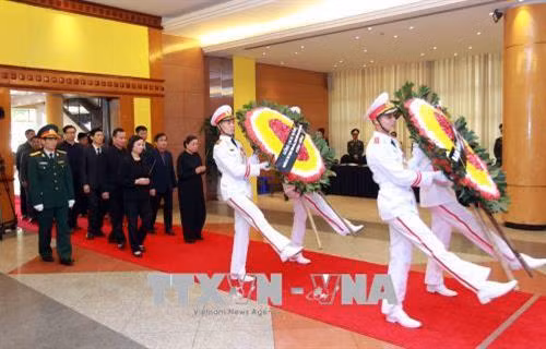 Các đồng chí lãnh đạo, nguyên lãnh đạo Đảng, Nhà nước và các đại biểu dự lễ viếng đồng chí Phan Văn Khải tại Trung tâm Hội nghị Quốc tế, Hà Nội. Ảnh: TTXVN Đoàn đại biểu Chính phủ do Phó Thủ tướng Vương Đình Huệ làm trưởng đoàn viếng đồng chí Phan Văn Khải tại Hà Nội. Ảnh: TTXVN Phó Thủ tướng Vương Đình Huệ,Trưởng ban Kinh tế Trung ương Nguyễn Văn Bình ghi sổ tang, viếng đồng chí Phan Văn Khải tại Trung tâm Hội nghị Quốc tế, Hà Nội. Ảnh: TTXVN Phó Chủ tịch Quốc hội Đỗ Bá Tỵ ghi sổ tang, viếng đồng chí Phan Văn Khải tại Trung tâm Hội nghị Quốc tế, Hà Nội. Ảnh: TTXVN Đoàn đại biểu Thông tấn xã Việt Nam do đồng chí Nguyễn Đức Lợi, Uỷ viên Trung ương Đảng, Bí thư Đảng uỷ, Tổng Giám đốc TTXVN làm trưởng đoàn viếng đồng chí Phan Văn Khải tại Hà Nội. Ảnh: TTXVN Đồng chí Nguyễn Đức Lợi (trái), Uỷ viên Trung ương Đảng, Bí thư Đảng uỷ, Tổng Giám đốc TTXVN và đồng chí Hồ Đức Phớc, Uỷ viên Trung ương Đảng, Tổng Kiểm toán Nhà nước ghi sổ tang, viếng đồng chí Phan Văn Khải tại Hà Nội. Ảnh: TTXVN Đoàn đại biểu lãnh đạo Đảng, Nhà nước, nguyên lãnh đạo Đảng, Nhà nước viếng đồng chí Phan Văn Khải tại Hà Nội. Ảnh: TTXVN Ban Tổ chức Trung ương Đảng viếng đồng chí Phan Văn Khải tại Hà Nội. Ảnh: TTXVN Ban Dân vận Trung ương viếng đồng chí Phan Văn Khải tại Hà Nội. Ảnh: TTXVN Đoàn đại biểu Bộ Tài chính viếng đồng chí Phan Văn Khải tại Hà Nội. Ảnh: TTXVN Đoàn đại biểu Ban Kinh tế Trung ương viếng đồng chí Phan Văn Khải tại Hà Nội. Ảnh: TTXVN Đoàn đại biểu Ban Nội chính Trung ương viếng đồng chí Phan Văn Khải tại Hà Nội. Ảnh: TTXVN Đoàn đại biểu Bộ Tổng tham mưu Quân đội nhân dân Việt Nam đến viếng đồng chí Phan Văn Khải tại Hà Nội. Ảnh: TTXVN Đoàn đại biểu Đảng ủy Công an Trung ương và Bộ Công an viếng đồng chí Phan Văn Khải tại Hà Nội. Ảnh: TTXVN Đoàn đại biểu Ban Chấp hành Tổng Liên đoàn Lao động Việt Nam viếng đồng chí Phan Văn Khải tại Hà Nội. Ảnh: TTXVN Đoàn đại biểu Tổng cục Chính trị Quân đội nhân dân Việt Nam viếng đồng chí Phan Văn Khải tại Hà Nội. Ảnh: TTXVN Đoàn đại biểu Văn phòng Trung ương Đảng viếng đồng chí Phan Văn Khải tại Hà Nội. Ảnh: An Đăng – TTXVN Đoàn đại biểu Văn phòng Chủ tịch nước viếng đồng chí Phan Văn Khải tại Hà Nội. Ảnh: An Đăng – TTXVN Đoàn đại biểu Ủy ban dân tộc viếng đồng chí Phan Văn Khải tại Hà Nội. Ảnh: TTXVN Đoàn đại biểu Đại sứ quán Nga tại Việt Nam viếng đồng chí Phan Văn Khải tại Hà Nội. Ảnh: An Đăng – TTXVN Đại sứ Đặc mệnh toàn quyền Venezuela tại Việt Nam Jorge Rondon Uzcategui viếng đồng chí Phan Văn Khải tại Hà Nội. Ảnh: An Đăng - TTXVN Các đại biểu quốc tế ghi sổ tang, viếng đồng chí Phan Văn Khải. Ảnh: An Đăng - TTXVN