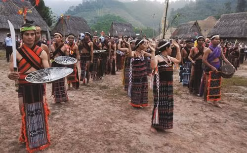 Đội hình múa Tân’tung da’dă sôi động, mạnh mẽ trên nền nhạc trống chiêng.