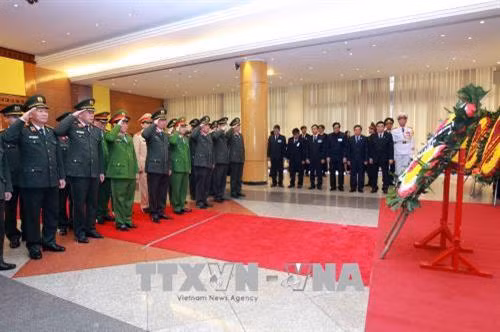 Các đồng chí lãnh đạo, nguyên lãnh đạo Đảng, Nhà nước và các đại biểu dự lễ viếng đồng chí Phan Văn Khải tại Trung tâm Hội nghị Quốc tế, Hà Nội. Ảnh: TTXVN Đoàn đại biểu Chính phủ do Phó Thủ tướng Vương Đình Huệ làm trưởng đoàn viếng đồng chí Phan Văn Khải tại Hà Nội. Ảnh: TTXVN Phó Thủ tướng Vương Đình Huệ,Trưởng ban Kinh tế Trung ương Nguyễn Văn Bình ghi sổ tang, viếng đồng chí Phan Văn Khải tại Trung tâm Hội nghị Quốc tế, Hà Nội. Ảnh: TTXVN Phó Chủ tịch Quốc hội Đỗ Bá Tỵ ghi sổ tang, viếng đồng chí Phan Văn Khải tại Trung tâm Hội nghị Quốc tế, Hà Nội. Ảnh: TTXVN Đoàn đại biểu Thông tấn xã Việt Nam do đồng chí Nguyễn Đức Lợi, Uỷ viên Trung ương Đảng, Bí thư Đảng uỷ, Tổng Giám đốc TTXVN làm trưởng đoàn viếng đồng chí Phan Văn Khải tại Hà Nội. Ảnh: TTXVN Đồng chí Nguyễn Đức Lợi (trái), Uỷ viên Trung ương Đảng, Bí thư Đảng uỷ, Tổng Giám đốc TTXVN và đồng chí Hồ Đức Phớc, Uỷ viên Trung ương Đảng, Tổng Kiểm toán Nhà nước ghi sổ tang, viếng đồng chí Phan Văn Khải tại Hà Nội. Ảnh: TTXVN Đoàn đại biểu lãnh đạo Đảng, Nhà nước, nguyên lãnh đạo Đảng, Nhà nước viếng đồng chí Phan Văn Khải tại Hà Nội. Ảnh: TTXVN Ban Tổ chức Trung ương Đảng viếng đồng chí Phan Văn Khải tại Hà Nội. Ảnh: TTXVN Ban Dân vận Trung ương viếng đồng chí Phan Văn Khải tại Hà Nội. Ảnh: TTXVN Đoàn đại biểu Bộ Tài chính viếng đồng chí Phan Văn Khải tại Hà Nội. Ảnh: TTXVN Đoàn đại biểu Ban Kinh tế Trung ương viếng đồng chí Phan Văn Khải tại Hà Nội. Ảnh: TTXVN Đoàn đại biểu Ban Nội chính Trung ương viếng đồng chí Phan Văn Khải tại Hà Nội. Ảnh: TTXVN Đoàn đại biểu Bộ Tổng tham mưu Quân đội nhân dân Việt Nam đến viếng đồng chí Phan Văn Khải tại Hà Nội. Ảnh: TTXVN Đoàn đại biểu Đảng ủy Công an Trung ương và Bộ Công an viếng đồng chí Phan Văn Khải tại Hà Nội. Ảnh: TTXVN Đoàn đại biểu Ban Chấp hành Tổng Liên đoàn Lao động Việt Nam viếng đồng chí Phan Văn Khải tại Hà Nội. Ảnh: TTXVN Đoàn đại biểu Tổng cục Chính trị Quân đội nhân dân Việt Nam viếng đồng chí Phan Văn Khải tại Hà Nội. Ảnh: TTXVN Đoàn đại biểu Văn phòng Trung ương Đảng viếng đồng chí Phan Văn Khải tại Hà Nội. Ảnh: An Đăng – TTXVN Đoàn đại biểu Văn phòng Chủ tịch nước viếng đồng chí Phan Văn Khải tại Hà Nội. Ảnh: An Đăng – TTXVN Đoàn đại biểu Ủy ban dân tộc viếng đồng chí Phan Văn Khải tại Hà Nội. Ảnh: TTXVN Đoàn đại biểu Đại sứ quán Nga tại Việt Nam viếng đồng chí Phan Văn Khải tại Hà Nội. Ảnh: An Đăng – TTXVN Đại sứ Đặc mệnh toàn quyền Venezuela tại Việt Nam Jorge Rondon Uzcategui viếng đồng chí Phan Văn Khải tại Hà Nội. Ảnh: An Đăng - TTXVN Các đại biểu quốc tế ghi sổ tang, viếng đồng chí Phan Văn Khải. Ảnh: An Đăng - TTXVN
