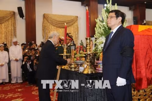 Đoàn đại biểu Ban Chấp hành Trung ương Đảng Cộng sản Việt Nam, do Tổng Bí thư Nguyễn Phú Trọng dẫn đầu, viếng đồng chí Phan Văn Khải. Ảnh: Trí Dũng – TTXVN