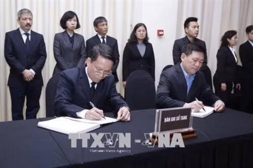 Các đồng chí lãnh đạo, nguyên lãnh đạo Đảng, Nhà nước và các đại biểu dự lễ viếng đồng chí Phan Văn Khải tại Trung tâm Hội nghị Quốc tế, Hà Nội. Ảnh: TTXVN Đoàn đại biểu Chính phủ do Phó Thủ tướng Vương Đình Huệ làm trưởng đoàn viếng đồng chí Phan Văn Khải tại Hà Nội. Ảnh: TTXVN Phó Thủ tướng Vương Đình Huệ,Trưởng ban Kinh tế Trung ương Nguyễn Văn Bình ghi sổ tang, viếng đồng chí Phan Văn Khải tại Trung tâm Hội nghị Quốc tế, Hà Nội. Ảnh: TTXVN Phó Chủ tịch Quốc hội Đỗ Bá Tỵ ghi sổ tang, viếng đồng chí Phan Văn Khải tại Trung tâm Hội nghị Quốc tế, Hà Nội. Ảnh: TTXVN Đoàn đại biểu Thông tấn xã Việt Nam do đồng chí Nguyễn Đức Lợi, Uỷ viên Trung ương Đảng, Bí thư Đảng uỷ, Tổng Giám đốc TTXVN làm trưởng đoàn viếng đồng chí Phan Văn Khải tại Hà Nội. Ảnh: TTXVN Đồng chí Nguyễn Đức Lợi (trái), Uỷ viên Trung ương Đảng, Bí thư Đảng uỷ, Tổng Giám đốc TTXVN và đồng chí Hồ Đức Phớc, Uỷ viên Trung ương Đảng, Tổng Kiểm toán Nhà nước ghi sổ tang, viếng đồng chí Phan Văn Khải tại Hà Nội. Ảnh: TTXVN Đoàn đại biểu lãnh đạo Đảng, Nhà nước, nguyên lãnh đạo Đảng, Nhà nước viếng đồng chí Phan Văn Khải tại Hà Nội. Ảnh: TTXVN Ban Tổ chức Trung ương Đảng viếng đồng chí Phan Văn Khải tại Hà Nội. Ảnh: TTXVN Ban Dân vận Trung ương viếng đồng chí Phan Văn Khải tại Hà Nội. Ảnh: TTXVN Đoàn đại biểu Bộ Tài chính viếng đồng chí Phan Văn Khải tại Hà Nội. Ảnh: TTXVN Đoàn đại biểu Ban Kinh tế Trung ương viếng đồng chí Phan Văn Khải tại Hà Nội. Ảnh: TTXVN Đoàn đại biểu Ban Nội chính Trung ương viếng đồng chí Phan Văn Khải tại Hà Nội. Ảnh: TTXVN Đoàn đại biểu Bộ Tổng tham mưu Quân đội nhân dân Việt Nam đến viếng đồng chí Phan Văn Khải tại Hà Nội. Ảnh: TTXVN Đoàn đại biểu Đảng ủy Công an Trung ương và Bộ Công an viếng đồng chí Phan Văn Khải tại Hà Nội. Ảnh: TTXVN Đoàn đại biểu Ban Chấp hành Tổng Liên đoàn Lao động Việt Nam viếng đồng chí Phan Văn Khải tại Hà Nội. Ảnh: TTXVN Đoàn đại biểu Tổng cục Chính trị Quân đội nhân dân Việt Nam viếng đồng chí Phan Văn Khải tại Hà Nội. Ảnh: TTXVN Đoàn đại biểu Văn phòng Trung ương Đảng viếng đồng chí Phan Văn Khải tại Hà Nội. Ảnh: An Đăng – TTXVN Đoàn đại biểu Văn phòng Chủ tịch nước viếng đồng chí Phan Văn Khải tại Hà Nội. Ảnh: An Đăng – TTXVN Đoàn đại biểu Ủy ban dân tộc viếng đồng chí Phan Văn Khải tại Hà Nội. Ảnh: TTXVN Đoàn đại biểu Đại sứ quán Nga tại Việt Nam viếng đồng chí Phan Văn Khải tại Hà Nội. Ảnh: An Đăng – TTXVN Đại sứ Đặc mệnh toàn quyền Venezuela tại Việt Nam Jorge Rondon Uzcategui viếng đồng chí Phan Văn Khải tại Hà Nội. Ảnh: An Đăng - TTXVN Các đại biểu quốc tế ghi sổ tang, viếng đồng chí Phan Văn Khải. Ảnh: An Đăng - TTXVN