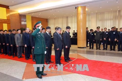Các đồng chí lãnh đạo, nguyên lãnh đạo Đảng, Nhà nước và các đại biểu dự lễ viếng đồng chí Phan Văn Khải tại Trung tâm Hội nghị Quốc tế, Hà Nội. Ảnh: TTXVN Đoàn đại biểu Chính phủ do Phó Thủ tướng Vương Đình Huệ làm trưởng đoàn viếng đồng chí Phan Văn Khải tại Hà Nội. Ảnh: TTXVN Phó Thủ tướng Vương Đình Huệ,Trưởng ban Kinh tế Trung ương Nguyễn Văn Bình ghi sổ tang, viếng đồng chí Phan Văn Khải tại Trung tâm Hội nghị Quốc tế, Hà Nội. Ảnh: TTXVN Phó Chủ tịch Quốc hội Đỗ Bá Tỵ ghi sổ tang, viếng đồng chí Phan Văn Khải tại Trung tâm Hội nghị Quốc tế, Hà Nội. Ảnh: TTXVN Đoàn đại biểu Thông tấn xã Việt Nam do đồng chí Nguyễn Đức Lợi, Uỷ viên Trung ương Đảng, Bí thư Đảng uỷ, Tổng Giám đốc TTXVN làm trưởng đoàn viếng đồng chí Phan Văn Khải tại Hà Nội. Ảnh: TTXVN Đồng chí Nguyễn Đức Lợi (trái), Uỷ viên Trung ương Đảng, Bí thư Đảng uỷ, Tổng Giám đốc TTXVN và đồng chí Hồ Đức Phớc, Uỷ viên Trung ương Đảng, Tổng Kiểm toán Nhà nước ghi sổ tang, viếng đồng chí Phan Văn Khải tại Hà Nội. Ảnh: TTXVN Đoàn đại biểu lãnh đạo Đảng, Nhà nước, nguyên lãnh đạo Đảng, Nhà nước viếng đồng chí Phan Văn Khải tại Hà Nội. Ảnh: TTXVN Ban Tổ chức Trung ương Đảng viếng đồng chí Phan Văn Khải tại Hà Nội. Ảnh: TTXVN Ban Dân vận Trung ương viếng đồng chí Phan Văn Khải tại Hà Nội. Ảnh: TTXVN Đoàn đại biểu Bộ Tài chính viếng đồng chí Phan Văn Khải tại Hà Nội. Ảnh: TTXVN Đoàn đại biểu Ban Kinh tế Trung ương viếng đồng chí Phan Văn Khải tại Hà Nội. Ảnh: TTXVN Đoàn đại biểu Ban Nội chính Trung ương viếng đồng chí Phan Văn Khải tại Hà Nội. Ảnh: TTXVN Đoàn đại biểu Bộ Tổng tham mưu Quân đội nhân dân Việt Nam đến viếng đồng chí Phan Văn Khải tại Hà Nội. Ảnh: TTXVN Đoàn đại biểu Đảng ủy Công an Trung ương và Bộ Công an viếng đồng chí Phan Văn Khải tại Hà Nội. Ảnh: TTXVN Đoàn đại biểu Ban Chấp hành Tổng Liên đoàn Lao động Việt Nam viếng đồng chí Phan Văn Khải tại Hà Nội. Ảnh: TTXVN Đoàn đại biểu Tổng cục Chính trị Quân đội nhân dân Việt Nam viếng đồng chí Phan Văn Khải tại Hà Nội. Ảnh: TTXVN Đoàn đại biểu Văn phòng Trung ương Đảng viếng đồng chí Phan Văn Khải tại Hà Nội. Ảnh: An Đăng – TTXVN Đoàn đại biểu Văn phòng Chủ tịch nước viếng đồng chí Phan Văn Khải tại Hà Nội. Ảnh: An Đăng – TTXVN Đoàn đại biểu Ủy ban dân tộc viếng đồng chí Phan Văn Khải tại Hà Nội. Ảnh: TTXVN Đoàn đại biểu Đại sứ quán Nga tại Việt Nam viếng đồng chí Phan Văn Khải tại Hà Nội. Ảnh: An Đăng – TTXVN Đại sứ Đặc mệnh toàn quyền Venezuela tại Việt Nam Jorge Rondon Uzcategui viếng đồng chí Phan Văn Khải tại Hà Nội. Ảnh: An Đăng - TTXVN Các đại biểu quốc tế ghi sổ tang, viếng đồng chí Phan Văn Khải. Ảnh: An Đăng - TTXVN