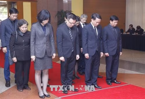 Các đồng chí lãnh đạo, nguyên lãnh đạo Đảng, Nhà nước và các đại biểu dự lễ viếng đồng chí Phan Văn Khải tại Trung tâm Hội nghị Quốc tế, Hà Nội. Ảnh: TTXVN Đoàn đại biểu Chính phủ do Phó Thủ tướng Vương Đình Huệ làm trưởng đoàn viếng đồng chí Phan Văn Khải tại Hà Nội. Ảnh: TTXVN Phó Thủ tướng Vương Đình Huệ,Trưởng ban Kinh tế Trung ương Nguyễn Văn Bình ghi sổ tang, viếng đồng chí Phan Văn Khải tại Trung tâm Hội nghị Quốc tế, Hà Nội. Ảnh: TTXVN Phó Chủ tịch Quốc hội Đỗ Bá Tỵ ghi sổ tang, viếng đồng chí Phan Văn Khải tại Trung tâm Hội nghị Quốc tế, Hà Nội. Ảnh: TTXVN Đoàn đại biểu Thông tấn xã Việt Nam do đồng chí Nguyễn Đức Lợi, Uỷ viên Trung ương Đảng, Bí thư Đảng uỷ, Tổng Giám đốc TTXVN làm trưởng đoàn viếng đồng chí Phan Văn Khải tại Hà Nội. Ảnh: TTXVN Đồng chí Nguyễn Đức Lợi (trái), Uỷ viên Trung ương Đảng, Bí thư Đảng uỷ, Tổng Giám đốc TTXVN và đồng chí Hồ Đức Phớc, Uỷ viên Trung ương Đảng, Tổng Kiểm toán Nhà nước ghi sổ tang, viếng đồng chí Phan Văn Khải tại Hà Nội. Ảnh: TTXVN Đoàn đại biểu lãnh đạo Đảng, Nhà nước, nguyên lãnh đạo Đảng, Nhà nước viếng đồng chí Phan Văn Khải tại Hà Nội. Ảnh: TTXVN Ban Tổ chức Trung ương Đảng viếng đồng chí Phan Văn Khải tại Hà Nội. Ảnh: TTXVN Ban Dân vận Trung ương viếng đồng chí Phan Văn Khải tại Hà Nội. Ảnh: TTXVN Đoàn đại biểu Bộ Tài chính viếng đồng chí Phan Văn Khải tại Hà Nội. Ảnh: TTXVN Đoàn đại biểu Ban Kinh tế Trung ương viếng đồng chí Phan Văn Khải tại Hà Nội. Ảnh: TTXVN Đoàn đại biểu Ban Nội chính Trung ương viếng đồng chí Phan Văn Khải tại Hà Nội. Ảnh: TTXVN Đoàn đại biểu Bộ Tổng tham mưu Quân đội nhân dân Việt Nam đến viếng đồng chí Phan Văn Khải tại Hà Nội. Ảnh: TTXVN Đoàn đại biểu Đảng ủy Công an Trung ương và Bộ Công an viếng đồng chí Phan Văn Khải tại Hà Nội. Ảnh: TTXVN Đoàn đại biểu Ban Chấp hành Tổng Liên đoàn Lao động Việt Nam viếng đồng chí Phan Văn Khải tại Hà Nội. Ảnh: TTXVN Đoàn đại biểu Tổng cục Chính trị Quân đội nhân dân Việt Nam viếng đồng chí Phan Văn Khải tại Hà Nội. Ảnh: TTXVN Đoàn đại biểu Văn phòng Trung ương Đảng viếng đồng chí Phan Văn Khải tại Hà Nội. Ảnh: An Đăng – TTXVN Đoàn đại biểu Văn phòng Chủ tịch nước viếng đồng chí Phan Văn Khải tại Hà Nội. Ảnh: An Đăng – TTXVN Đoàn đại biểu Ủy ban dân tộc viếng đồng chí Phan Văn Khải tại Hà Nội. Ảnh: TTXVN Đoàn đại biểu Đại sứ quán Nga tại Việt Nam viếng đồng chí Phan Văn Khải tại Hà Nội. Ảnh: An Đăng – TTXVN Đại sứ Đặc mệnh toàn quyền Venezuela tại Việt Nam Jorge Rondon Uzcategui viếng đồng chí Phan Văn Khải tại Hà Nội. Ảnh: An Đăng - TTXVN Các đại biểu quốc tế ghi sổ tang, viếng đồng chí Phan Văn Khải. Ảnh: An Đăng - TTXVN