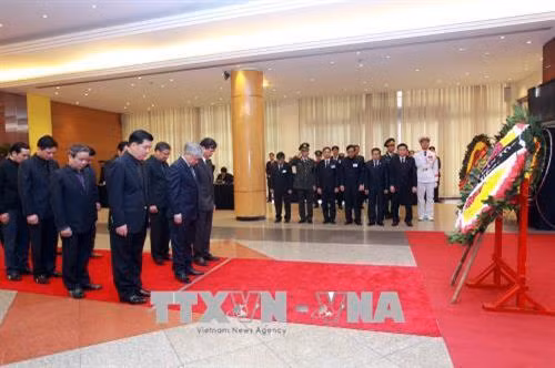 Các đồng chí lãnh đạo, nguyên lãnh đạo Đảng, Nhà nước và các đại biểu dự lễ viếng đồng chí Phan Văn Khải tại Trung tâm Hội nghị Quốc tế, Hà Nội. Ảnh: TTXVN Đoàn đại biểu Chính phủ do Phó Thủ tướng Vương Đình Huệ làm trưởng đoàn viếng đồng chí Phan Văn Khải tại Hà Nội. Ảnh: TTXVN Phó Thủ tướng Vương Đình Huệ,Trưởng ban Kinh tế Trung ương Nguyễn Văn Bình ghi sổ tang, viếng đồng chí Phan Văn Khải tại Trung tâm Hội nghị Quốc tế, Hà Nội. Ảnh: TTXVN Phó Chủ tịch Quốc hội Đỗ Bá Tỵ ghi sổ tang, viếng đồng chí Phan Văn Khải tại Trung tâm Hội nghị Quốc tế, Hà Nội. Ảnh: TTXVN Đoàn đại biểu Thông tấn xã Việt Nam do đồng chí Nguyễn Đức Lợi, Uỷ viên Trung ương Đảng, Bí thư Đảng uỷ, Tổng Giám đốc TTXVN làm trưởng đoàn viếng đồng chí Phan Văn Khải tại Hà Nội. Ảnh: TTXVN Đồng chí Nguyễn Đức Lợi (trái), Uỷ viên Trung ương Đảng, Bí thư Đảng uỷ, Tổng Giám đốc TTXVN và đồng chí Hồ Đức Phớc, Uỷ viên Trung ương Đảng, Tổng Kiểm toán Nhà nước ghi sổ tang, viếng đồng chí Phan Văn Khải tại Hà Nội. Ảnh: TTXVN Đoàn đại biểu lãnh đạo Đảng, Nhà nước, nguyên lãnh đạo Đảng, Nhà nước viếng đồng chí Phan Văn Khải tại Hà Nội. Ảnh: TTXVN Ban Tổ chức Trung ương Đảng viếng đồng chí Phan Văn Khải tại Hà Nội. Ảnh: TTXVN Ban Dân vận Trung ương viếng đồng chí Phan Văn Khải tại Hà Nội. Ảnh: TTXVN Đoàn đại biểu Bộ Tài chính viếng đồng chí Phan Văn Khải tại Hà Nội. Ảnh: TTXVN Đoàn đại biểu Ban Kinh tế Trung ương viếng đồng chí Phan Văn Khải tại Hà Nội. Ảnh: TTXVN Đoàn đại biểu Ban Nội chính Trung ương viếng đồng chí Phan Văn Khải tại Hà Nội. Ảnh: TTXVN Đoàn đại biểu Bộ Tổng tham mưu Quân đội nhân dân Việt Nam đến viếng đồng chí Phan Văn Khải tại Hà Nội. Ảnh: TTXVN Đoàn đại biểu Đảng ủy Công an Trung ương và Bộ Công an viếng đồng chí Phan Văn Khải tại Hà Nội. Ảnh: TTXVN Đoàn đại biểu Ban Chấp hành Tổng Liên đoàn Lao động Việt Nam viếng đồng chí Phan Văn Khải tại Hà Nội. Ảnh: TTXVN Đoàn đại biểu Tổng cục Chính trị Quân đội nhân dân Việt Nam viếng đồng chí Phan Văn Khải tại Hà Nội. Ảnh: TTXVN Đoàn đại biểu Văn phòng Trung ương Đảng viếng đồng chí Phan Văn Khải tại Hà Nội. Ảnh: An Đăng – TTXVN Đoàn đại biểu Văn phòng Chủ tịch nước viếng đồng chí Phan Văn Khải tại Hà Nội. Ảnh: An Đăng – TTXVN Đoàn đại biểu Ủy ban dân tộc viếng đồng chí Phan Văn Khải tại Hà Nội. Ảnh: TTXVN Đoàn đại biểu Đại sứ quán Nga tại Việt Nam viếng đồng chí Phan Văn Khải tại Hà Nội. Ảnh: An Đăng – TTXVN Đại sứ Đặc mệnh toàn quyền Venezuela tại Việt Nam Jorge Rondon Uzcategui viếng đồng chí Phan Văn Khải tại Hà Nội. Ảnh: An Đăng - TTXVN Các đại biểu quốc tế ghi sổ tang, viếng đồng chí Phan Văn Khải. Ảnh: An Đăng - TTXVN