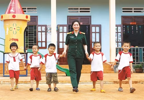 Cô và trò ở lớp học mầm non Công ty cao su 72, Binh đoàn 15
