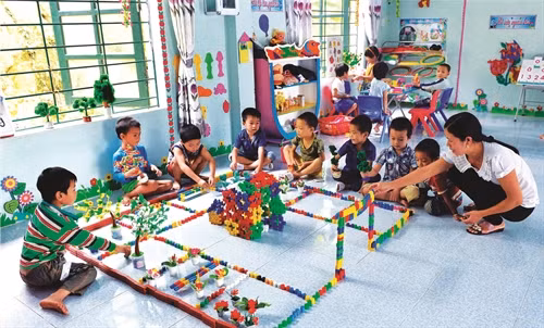 Trẻ em trong xã được học tập trong những ngôi trường đạt chuẩn quốc gia