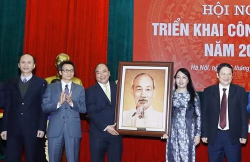 Thủ tướng Nguyễn Xuân Phúc tặng bức ảnh chân dung Chủ tịch Hồ Chí Minh cho Bộ Y tế. Ảnh: Thống Nhất –TTXVN