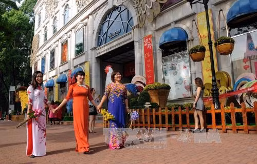 Người dân tham quan, thưởng lãm tại Trung tâm mua sắm Diamond Plaza, Quận 1, Thành phố Hồ Chí Minh. Ảnh: An Hiếu - TTXVN