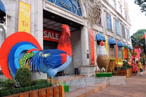 Không gian trang trí nhiều màu sắc đón chàoTết Đinh Dậu 2017 tại Trung tâm mua sắm Diamond Plaza, Quận 1, Thành phố Hồ Chí Minh. Ảnh: An Hiếu – TTXVN