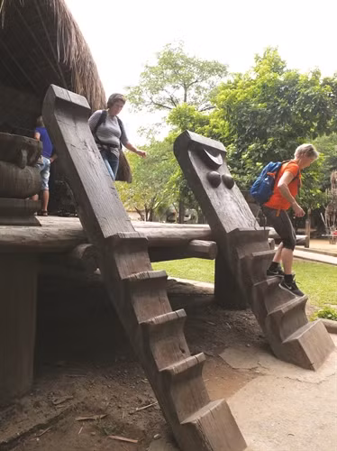 Cầu thang nhà dài của người Ê-đê với những hoa văn được đẽo bằng tay